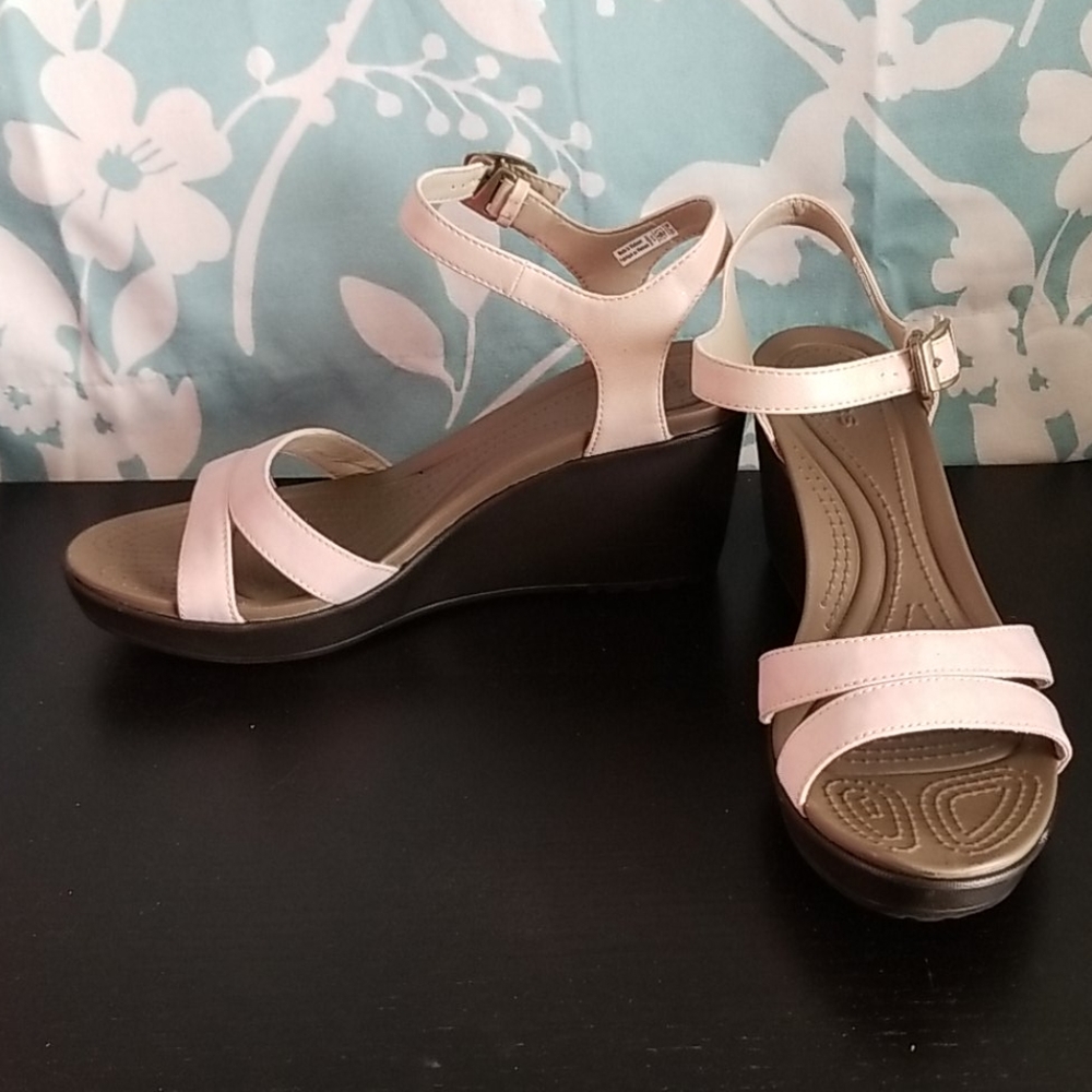Tan/Cream Crocs Wedge 10
